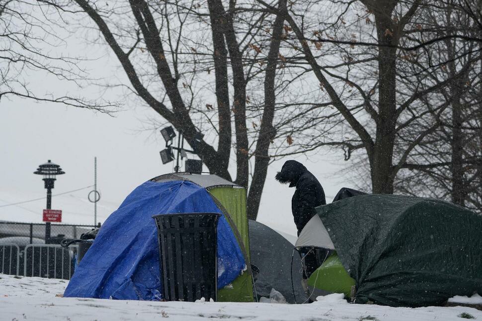 528b5baff1d945d7926f4c267e72f3d3Immigration-NYC_Migrant_Shelter_16455~1.jpg